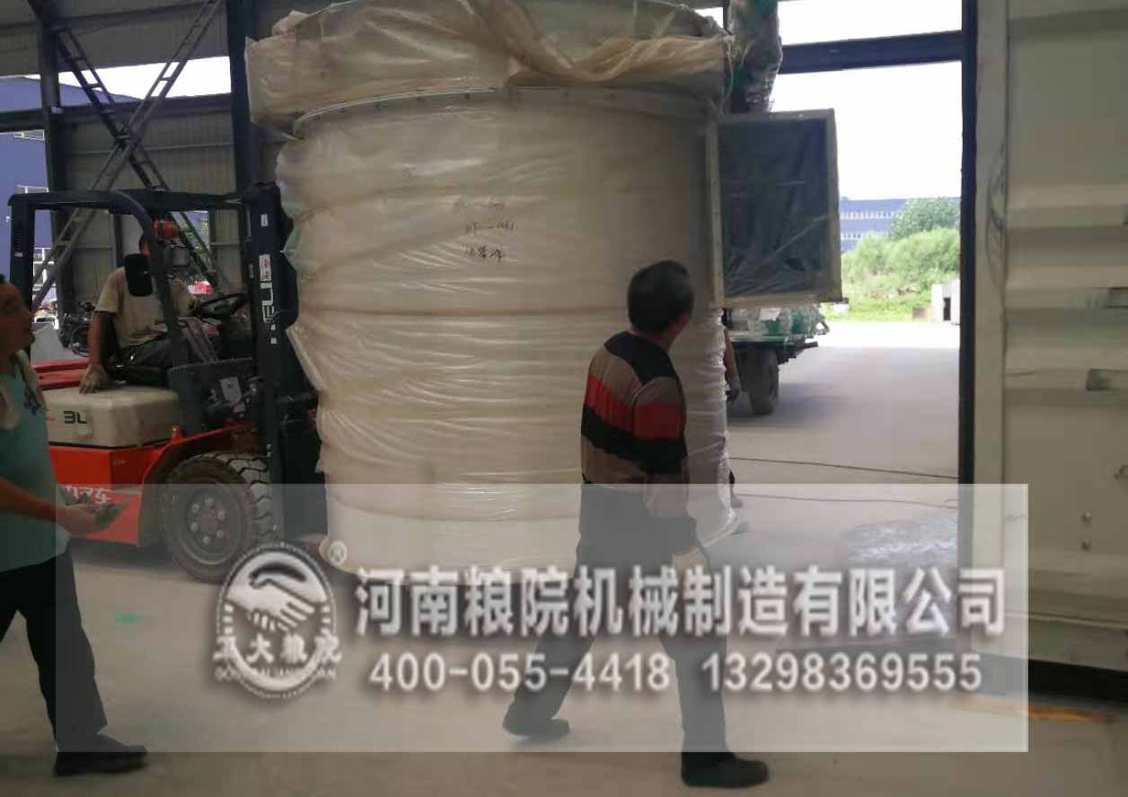 河南糧院工作人員冒著酷暑進行玉米加工設備裝箱工作 河南糧院工作人員冒著酷暑進行玉米加工設備裝箱工作