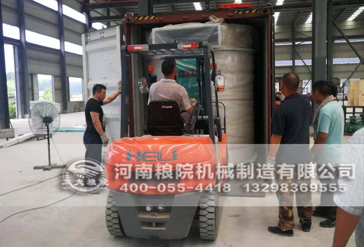 發(fā)往贊比亞的玉米加工設備裝箱中 發(fā)往贊比亞的玉米加工設備裝箱中